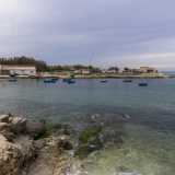 In mare, con lo sfondo della struttura di uno storico camping, sono ormeggiati numerosi �gozzi�...